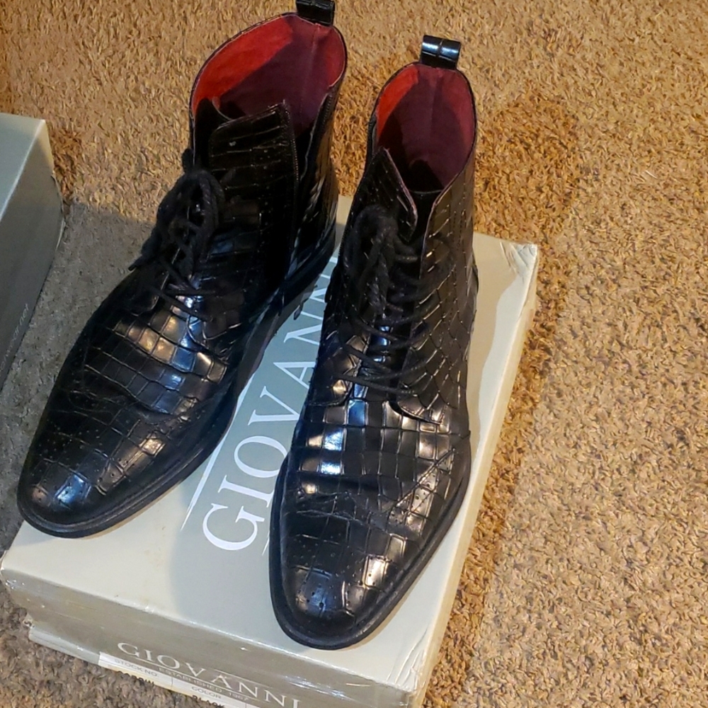 These are Genuine Giovanni Crocodille Dress Shoes!! Size 13